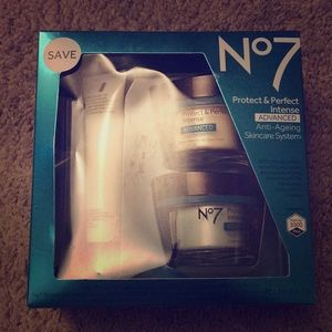 No7 Protect and Perfect Intense ADVANCED Anti-Age